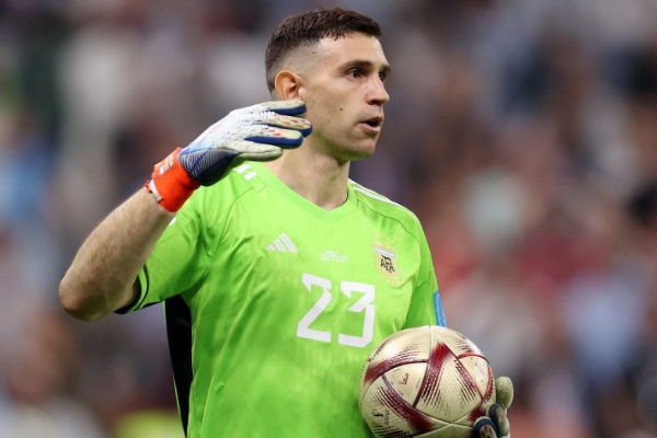 莫佩調(diào)侃撞傷萊諾成就大馬丁：“難道他不應(yīng)該對(duì)我心存感激嗎？”